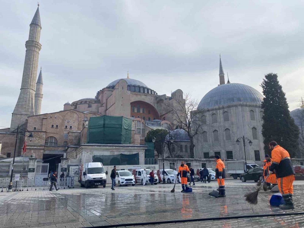 Ayasofya Cami Ramazan ayı öncesi gül suyu ile yıkandı