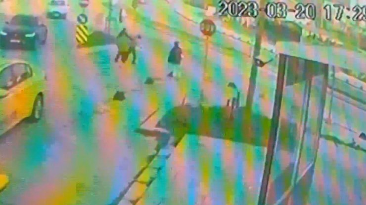 Bindikleri takside, "Tüm gün bize çalışacaksın" diyen şüphelilere meydan dayağı kamerada