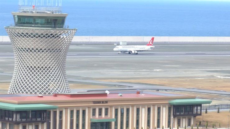 Deniz üzerine dolgu yapılarak inşa edilen havalimanına ilgi yoğun
