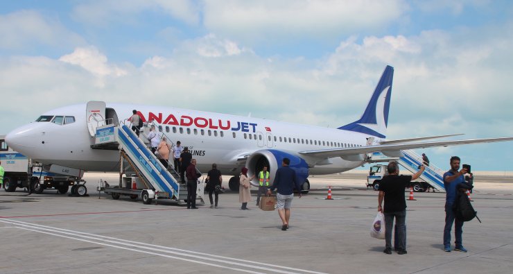 Deniz üzerine dolgu yapılarak inşa edilen havalimanına ilgi yoğun