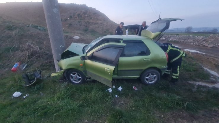 Otomobil elektrik direğine çarptı: 4 yaralı