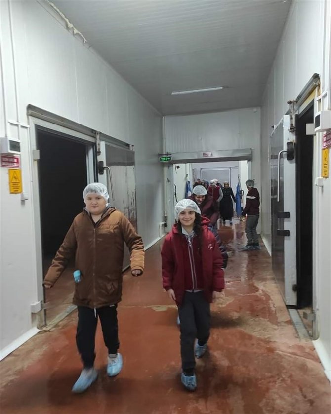 Özel öğrenciler balık fabrikasını gezdi