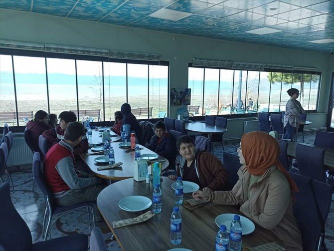 Özel öğrenciler balık fabrikasını gezdi