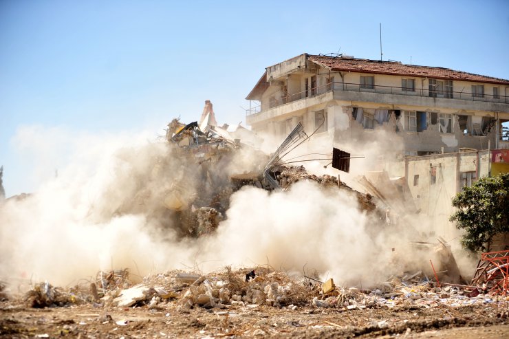Ağır hasarlı 3 binanın kontrollü yıkımı kamerada
