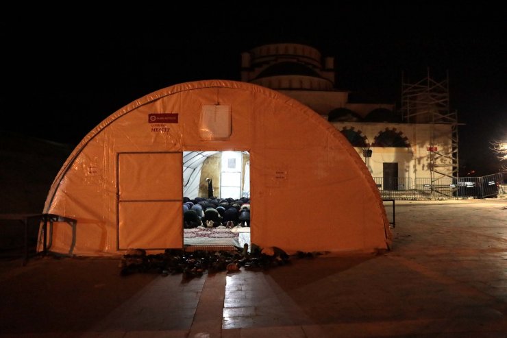 Depremin vurduğu Gaziantep'te, çadırda ilk teravih