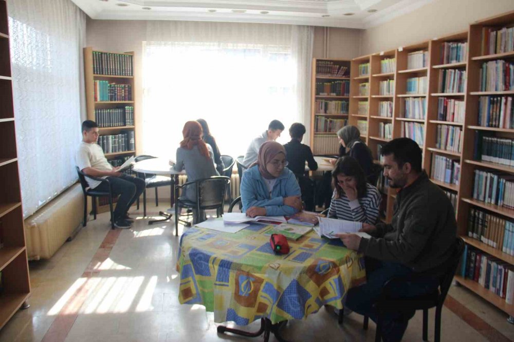 Depremzede öğrencilere Konyalı gönüllü öğretmenler destek çıktı