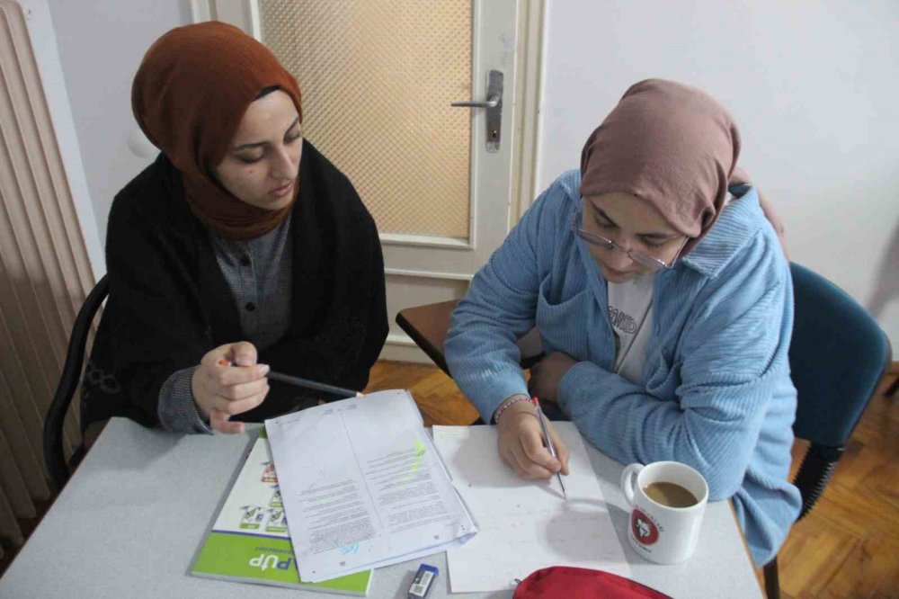 Depremzede öğrencilere Konyalı gönüllü öğretmenler destek çıktı