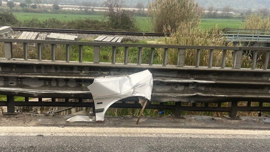 Kontrolden çıkan otomobil bariyerlere çarptı