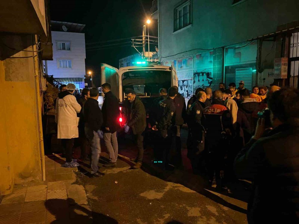 Annesinin boğazını keserek öldürüp çatıdan atlayan şahıs hastanede hayatını kaybetti