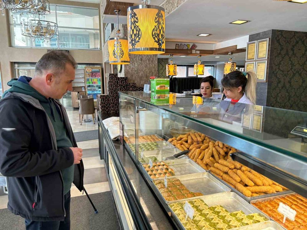 Erzurum’da iftar sofralarının vazgeçilmez tatlısı ‘kadayıf dolması’