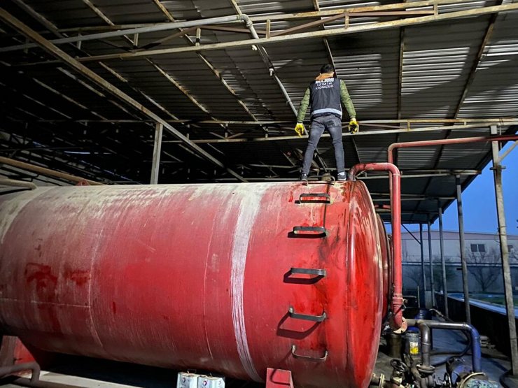 Fabrikaya operasyon! 254 ton kaçak akaryakıt ele geçirildi