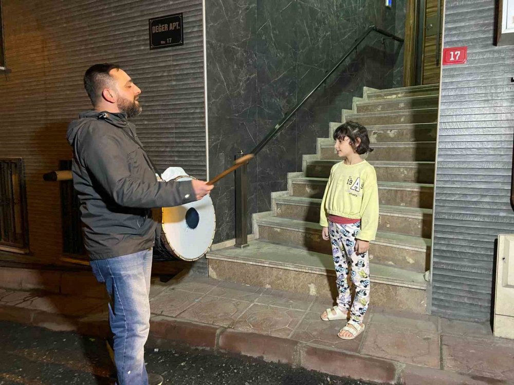 Fenomen Ramazan davulcusu depremzedeler için mani söyledi