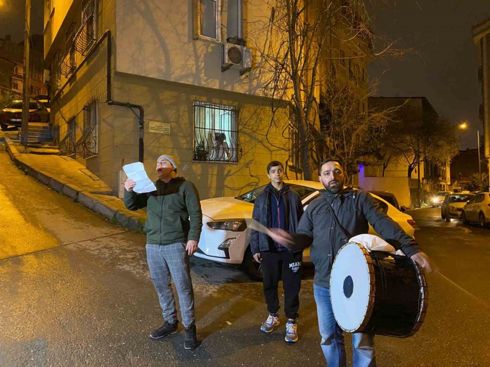 Fenomen Ramazan davulcusu depremzedeler için mani söyledi