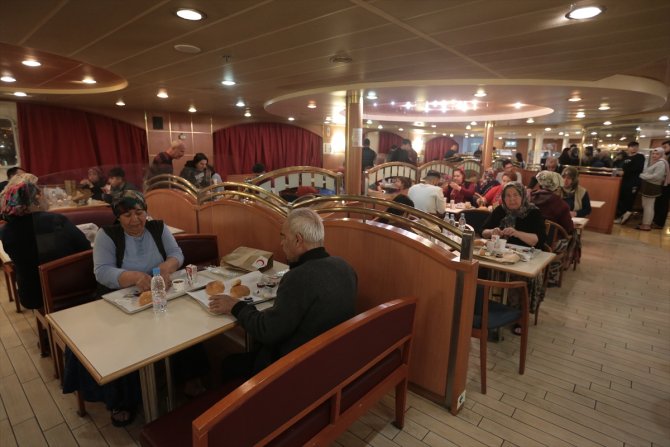 Hatay'daki gemi, çadır ve konteyner kentlerde ilk sahur