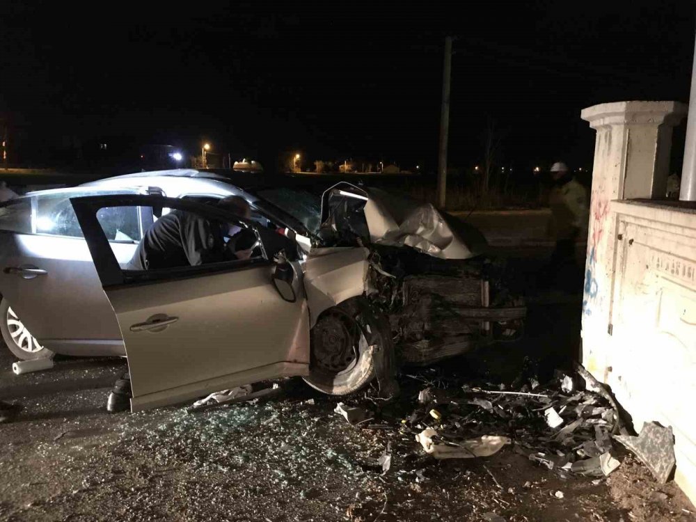 Konya'da kontrolden çıkıp duvara çarpan otomobilin sürücüsü hayatını kaybetti