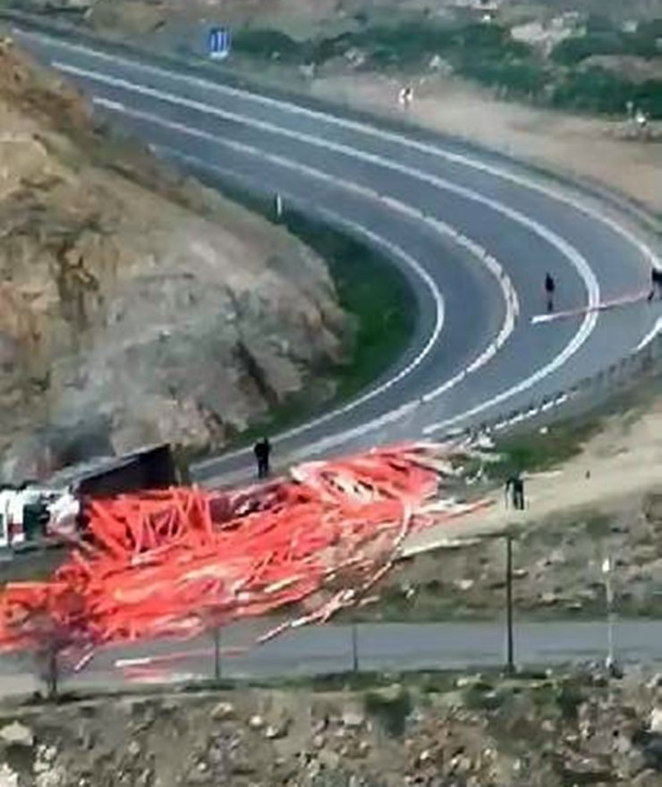Virajı alamayan boru yüklü kamyon devrildi