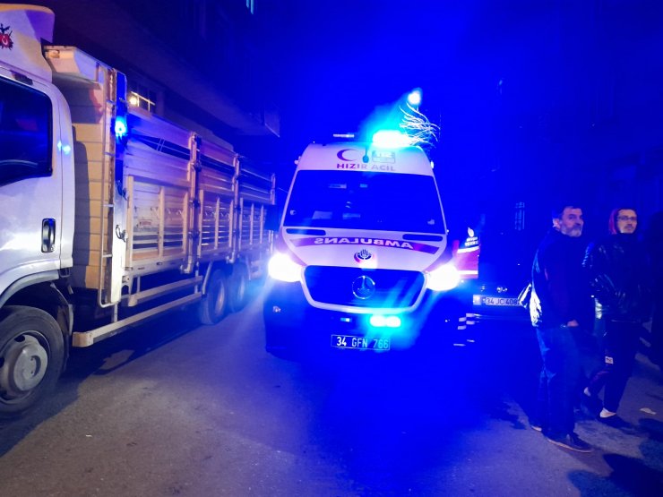 4 katlı binanın çatısından yükselen alevler yanındaki 3 binanın çatısına sıçradı