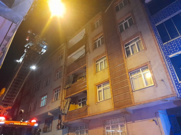 4 katlı binanın çatısından yükselen alevler yanındaki 3 binanın çatısına sıçradı