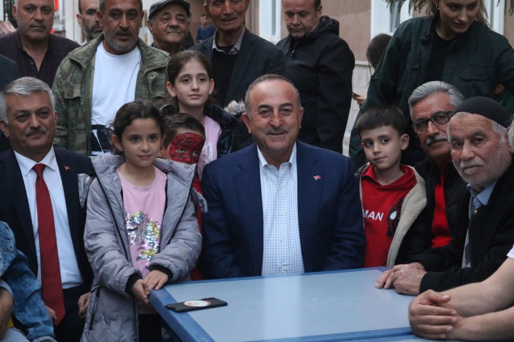 Bakan Çavuşoğlu, iftarını Antalya'da depremzedelerle birlikte yaptı