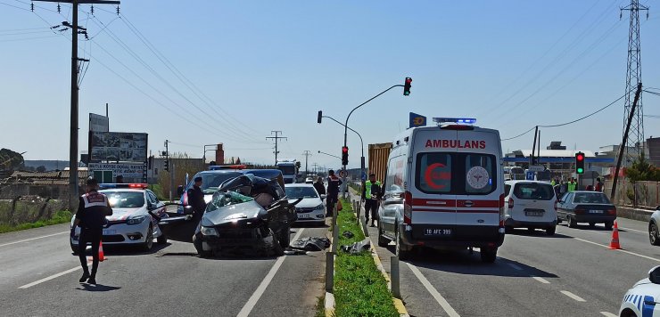 Kamyonun çarptığı otomobilin sürücüsü öldü, oğlu yaralandı