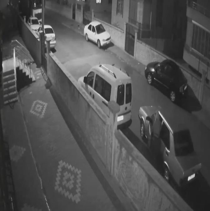 Konya'da pişkin hırsız çaldığı otomobili parçalatmak için çekiciyle sanayiye götürdü, kamera görüntülerinden yakalandı