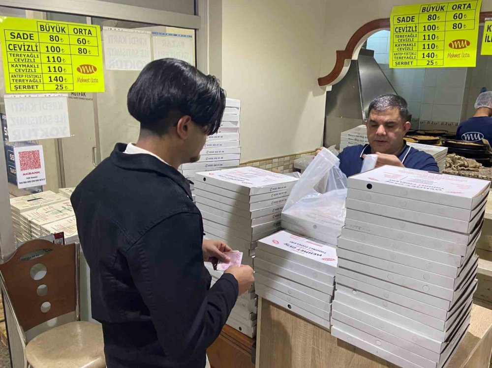 Konya'ya özgü tahinli pide! İşte fiyatlar...