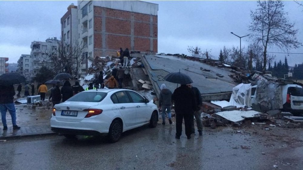 Depremzede baba kayıp oğlunu arıyor