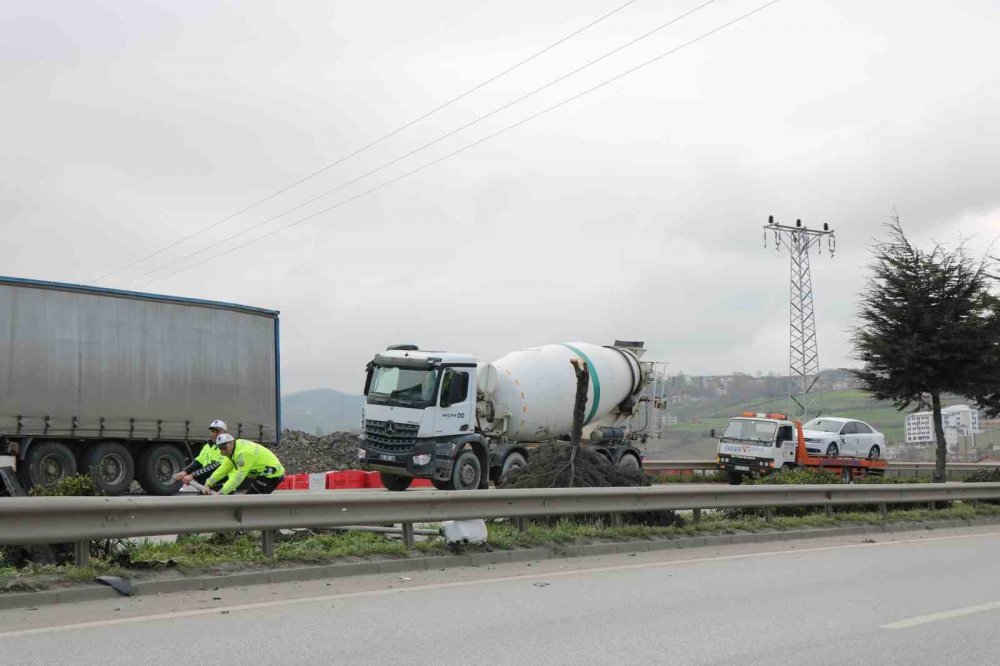Samsun’da otomobil refüje çarptı, yaralılar var