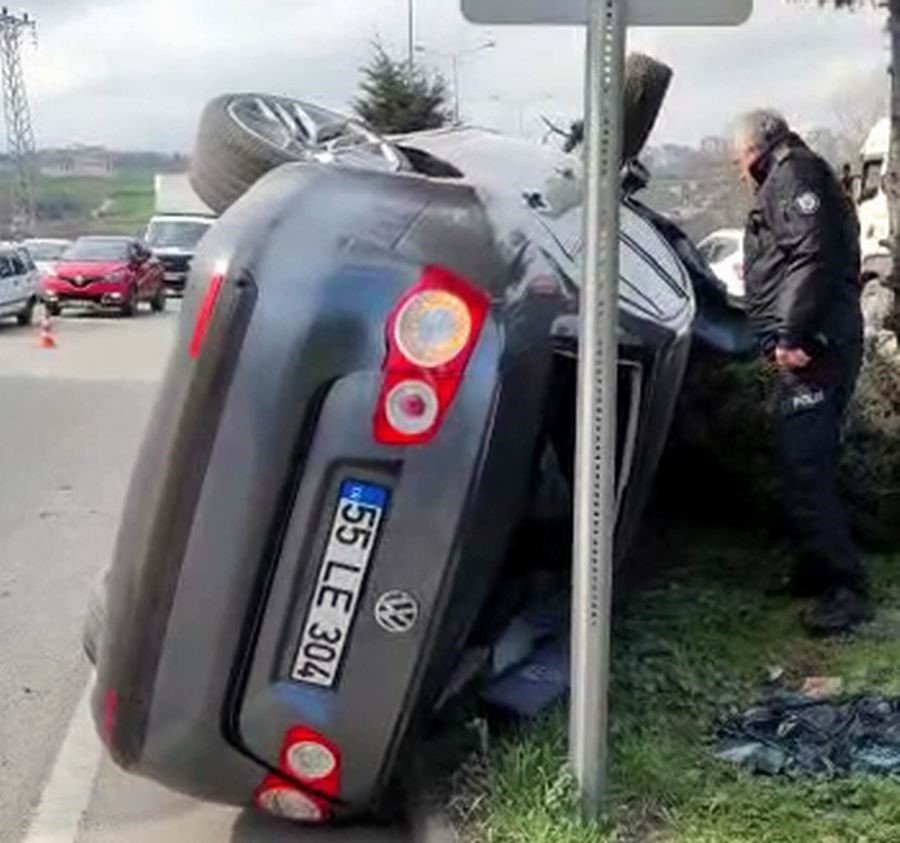Samsun’da otomobil refüje çarptı, yaralılar var