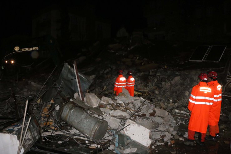 Adıyaman'da, ağır hasarlı 4 katlı bina çöktü