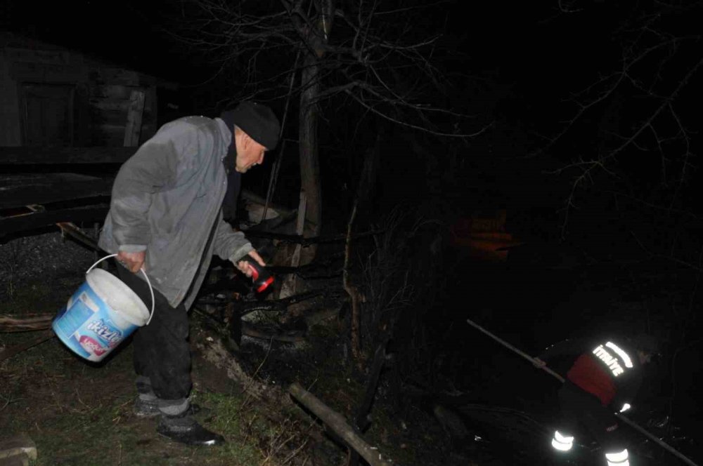 Ahşap ev ve tahıl ambarı çıkan yangında küle döndü