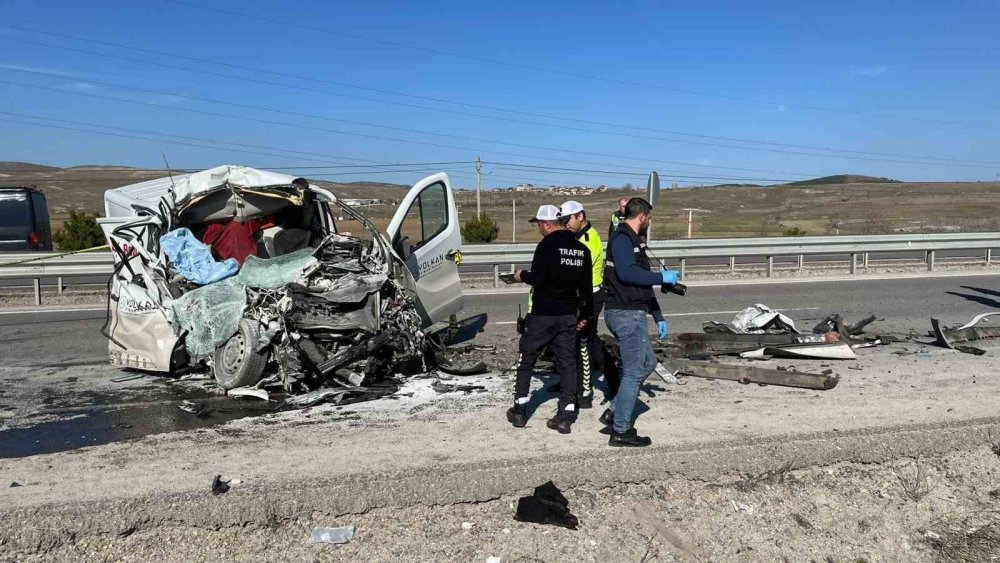 Kütahya’da minibüs ile süt tankeri çarptı: 1 ölü, 1 yaralı