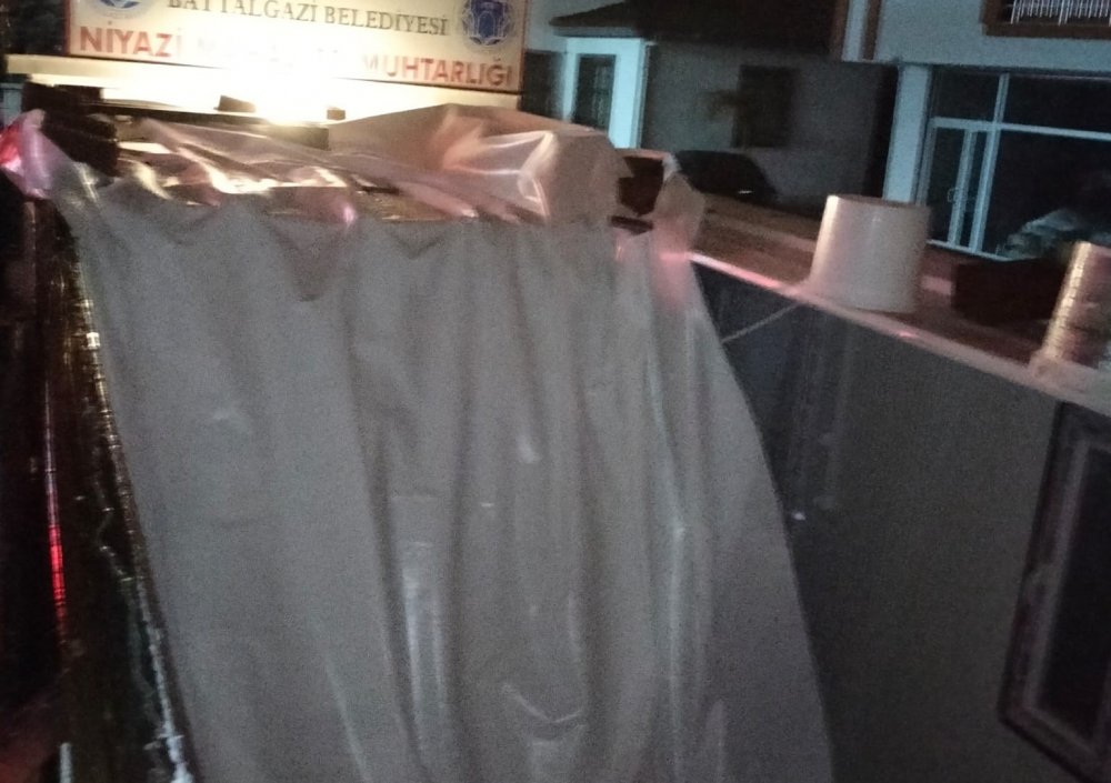 Malatya’da sağanak yağış sonrası konteynerin tavanı çöktü