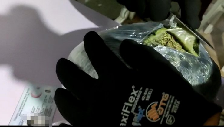 Otobüsteki yolcunun sırt çantasından uyuşturucu çıktı