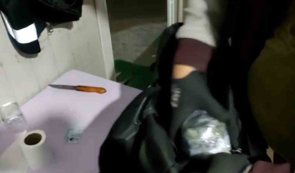 Otobüsteki yolcunun sırt çantasından uyuşturucu çıktı