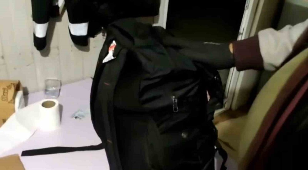 Otobüsteki yolcunun sırt çantasından uyuşturucu çıktı