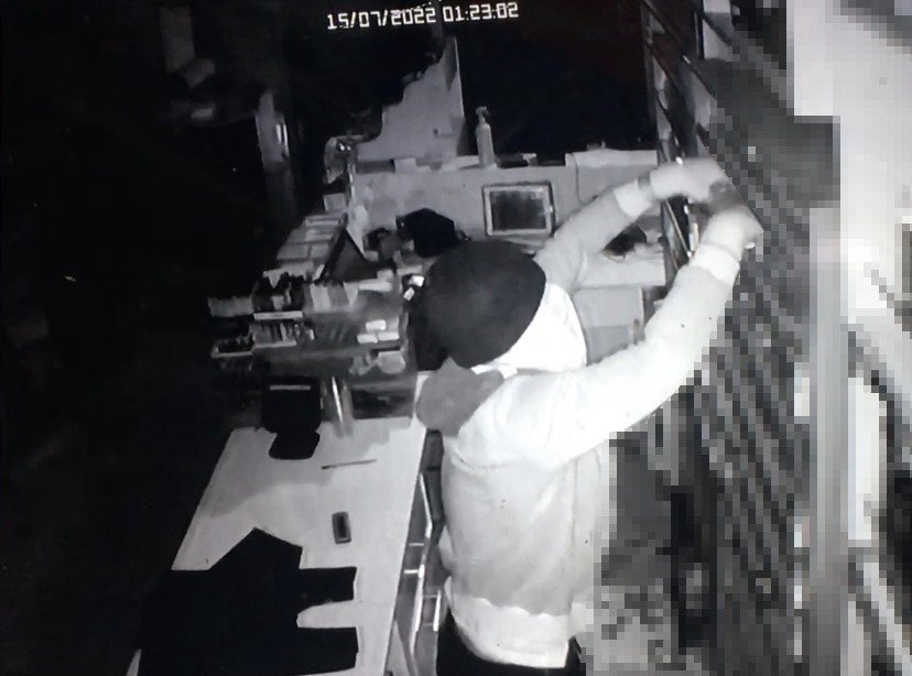 Soygunda alarm çalınca apar topar kaçtılar