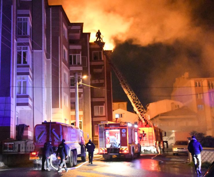 Tekirdağ'da 5 katlı binada yangın