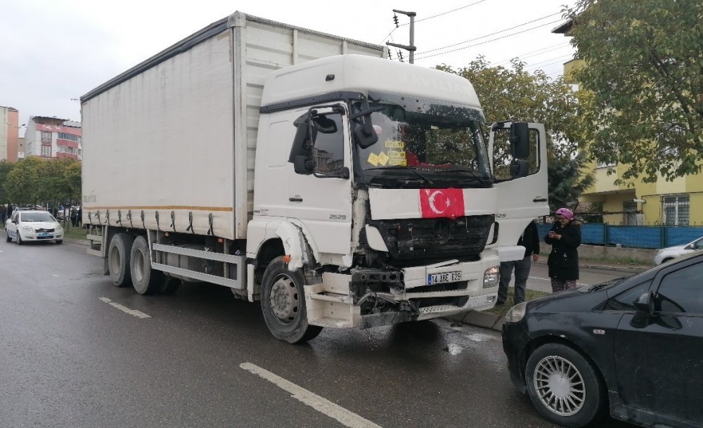 Ters yöne U dönüşü kazayı getirdi: 1’i ağır 4 yaralı