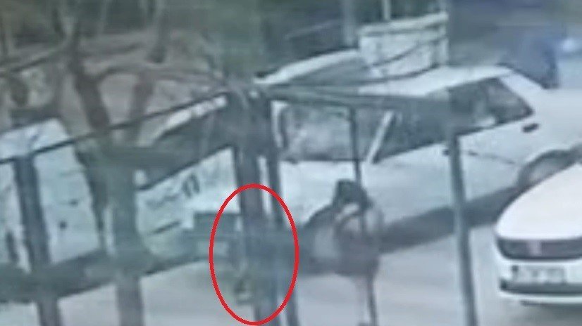 Yola fırlayan çocuk otomobilin altında kaldı