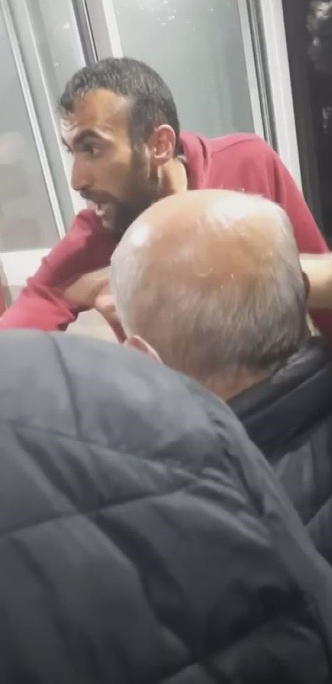 Kapıya siper oldu, cemaati camiye sokmadı