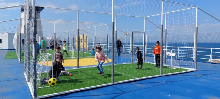 Depremzede çocuklar barındıkları gemide futbol heyecanı
