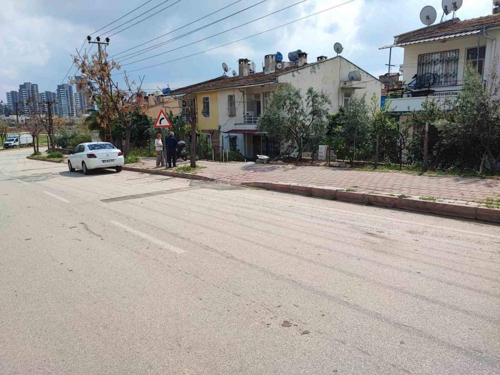 Drift atan otomobil evin bahçesine düştü