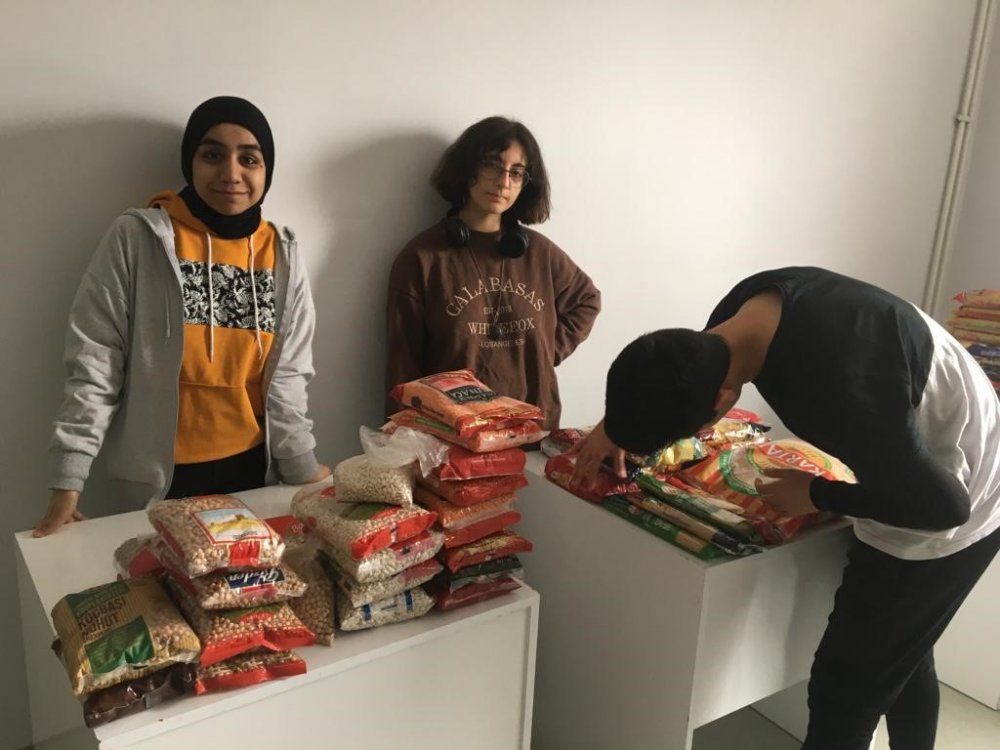 İhtiyaç sahibi 16 aileye yardım kolisi dağıttılar