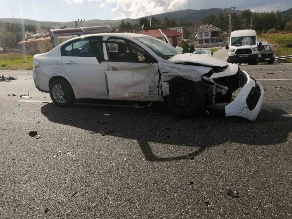 Kavşakta feci kazada 4 kişi yaralandı