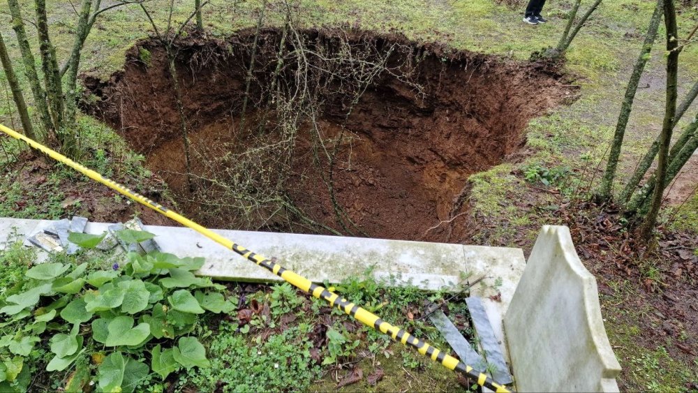 Mezarlığın ortasında şaşkına çeviren olay! 30 metre genişliğinde
