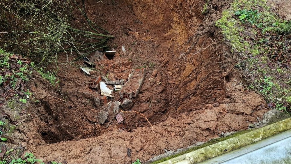 Mezarlığın ortasında şaşkına çeviren olay! 30 metre genişliğinde