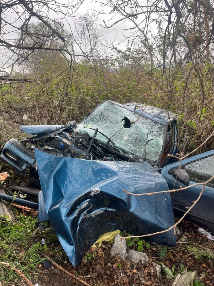 Yağış nedeniyle kayganlaşan yolda otomobil ağaca çarptı: 2 ölü