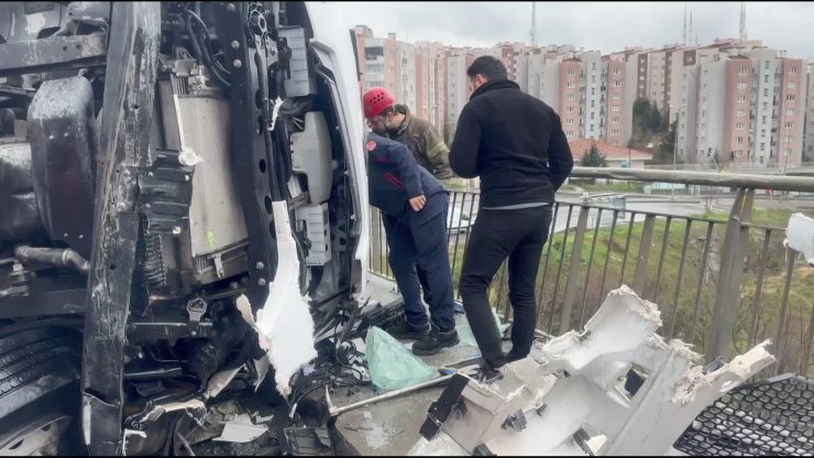 Yol bakım aracına çarpan kamyonun şoförü hastanede öldü