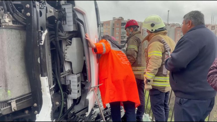 Yol bakım aracına çarpan kamyonun şoförü hastanede öldü